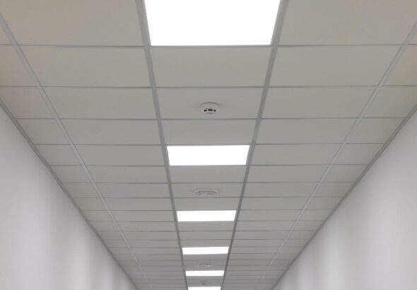 nowoczesne-inspiracje-na-sufit-podwieszany-w-salonie