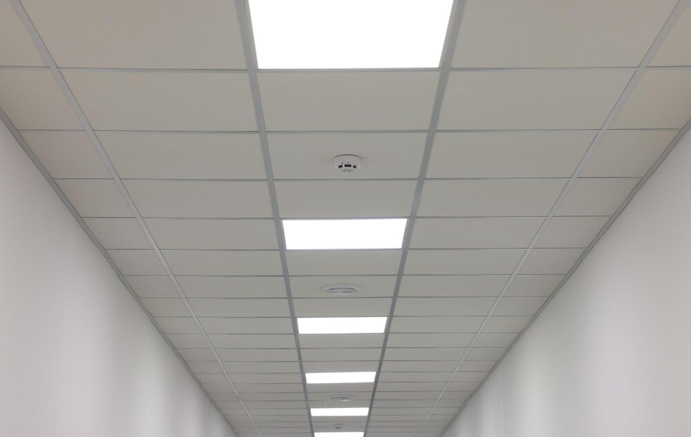nowoczesne-inspiracje-na-sufit-podwieszany-w-salonie