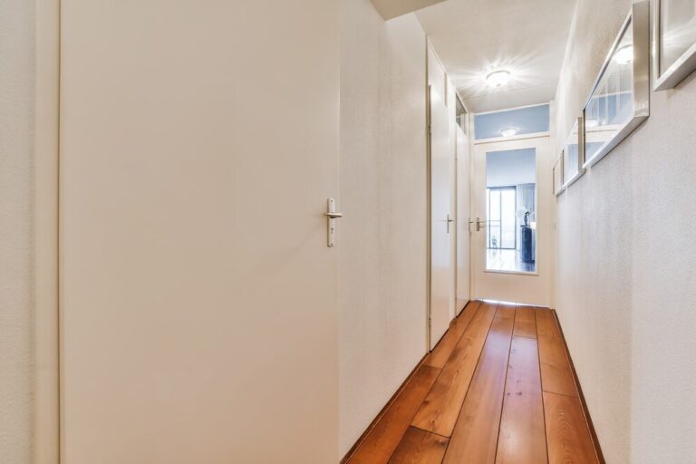 aranzacja-waskiego-przedpokoju-w-bloku-inspiracje-z-polskich-mieszkan